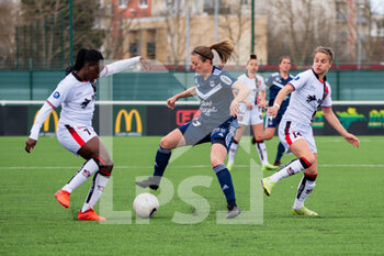 2021-03-27 - Marina Makanza of FC Fleury and Andrea Lardez of FC Girondins de Bordeaux fight for the ball during the Women's French championship D1 Arkema football match between FC Fleury 91 and Girondins de Bordeaux on March 27, 2021 at Walter Felder stadium in Fleury Merogis, France - Photo Melanie Laurent / A2M Sport Consulting / DPPI - FC FLEURY 91 AND GIRONDINS DE BORDEAUX - FRENCH WOMEN DIVISION 1 - SOCCER