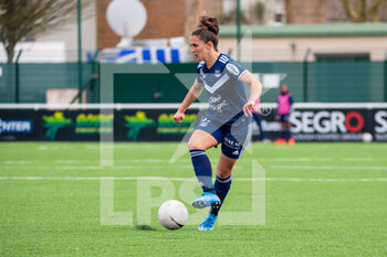 2021-03-27 - Eve Perisset of FC Girondins de Bordeaux controls the ball during the Women's French championship D1 Arkema football match between FC Fleury 91 and Girondins de Bordeaux on March 27, 2021 at Walter Felder stadium in Fleury Merogis, France - Photo Melanie Laurent / A2M Sport Consulting / DPPI - FC FLEURY 91 AND GIRONDINS DE BORDEAUX - FRENCH WOMEN DIVISION 1 - SOCCER