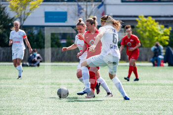 2021-04-17 - Julie Rabanne of GPSO 92 Issy and Anouk Dekker of Montpellier Herault Sport Club fight for the ball during the Women's French championship D1 Arkema football match between GPSO 92 Issy and Montpellier HSC on April 17, 2021 at Le Gallo stadium in Boulogne-Billancourt, France - Photo Melanie Laurent / A2M Sport Consulting / DPPI - GPSO 92 ISSY VS MONTPELLIER HSC - FRENCH WOMEN DIVISION 1 - SOCCER