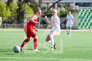2021-04-17 - Gwenaelle Butel of GPSO 92 Issy and Sarah Puntigam of Montpellier Herault Sport Club fight for the ball during the Women's French championship D1 Arkema football match between GPSO 92 Issy and Montpellier HSC on April 17, 2021 at Le Gallo stadium in Boulogne-Billancourt, France - Photo Melanie Laurent / A2M Sport Consulting / DPPI - GPSO 92 ISSY VS MONTPELLIER HSC - FRENCH WOMEN DIVISION 1 - SOCCER
