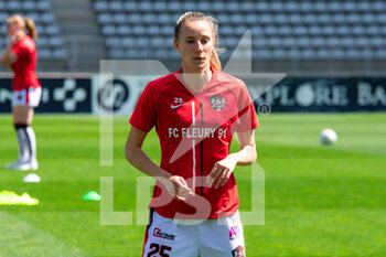 2021-04-24 - Julie Piga of FC Fleury warms up ahead of the Women's French championship D1 Arkema football match between Paris FC and FC Fleury 91 on April 24, 2021 at Charlety stadium in Paris, France - Photo Antoine Massinon / A2M Sport Consulting / DPPI - PARIS FC VS FC FLEURY 91 - FRENCH WOMEN DIVISION 1 - SOCCER