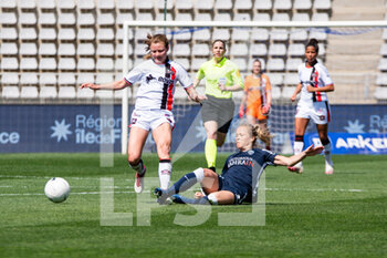 2021-04-24 - Hannah Victoria Diaz of FC Fleury and Julie Soyer of Paris FC fight for the ball during the Women's French championship D1 Arkema football match between Paris FC and FC Fleury 91 on April 24, 2021 at Charlety stadium in Paris, France - Photo Melanie Laurent / A2M Sport Consulting / DPPI - PARIS FC VS FC FLEURY 91 - FRENCH WOMEN DIVISION 1 - SOCCER