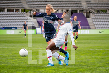 2021-05-06 - Julie Soyer of Paris FC and Sandy Baltimore of Paris Saint Germain fight for the ball during the Women's French championship D1 Arkema football match between Paris FC and Paris Saint-Germain on May 6, 2021 at Charlety stadium in Paris, France - Photo Melanie Laurent / A2M Sport Consulting / DPPI - PARIS FC VS PARIS SAINT-GERMAIN - FRENCH WOMEN DIVISION 1 - SOCCER