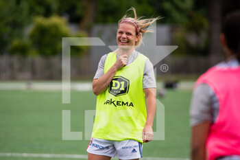 2021-05-09 - Eugenie Le Sommer of Olympique Lyonnais warms up ahead of the Women's French championship D1 Arkema football match between GPSO 92 Issy and Olympique Lyonnais on May 9, 2021 at Le Gallo stadium in Boulogne-Billancourt, France - Photo Melanie Laurent / A2M Sport Consulting / DPPI - GPSO 92 ISSY VS OLYMPIQUE LYONNAIS - FRENCH WOMEN DIVISION 1 - SOCCER