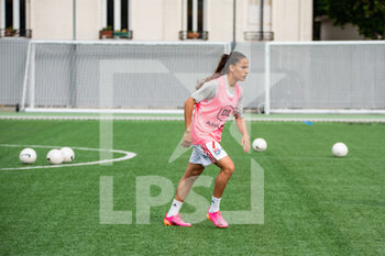 2021-05-09 - Amel Majri of Olympique Lyonnais warms up ahead of the Women's French championship D1 Arkema football match between GPSO 92 Issy and Olympique Lyonnais on May 9, 2021 at Le Gallo stadium in Boulogne-Billancourt, France - Photo Melanie Laurent / A2M Sport Consulting / DPPI - GPSO 92 ISSY VS OLYMPIQUE LYONNAIS - FRENCH WOMEN DIVISION 1 - SOCCER