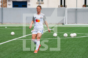 2021-05-09 - Amandine Henry of Olympique Lyonnais warms up ahead of the Women's French championship D1 Arkema football match between GPSO 92 Issy and Olympique Lyonnais on May 9, 2021 at Le Gallo stadium in Boulogne-Billancourt, France - Photo Melanie Laurent / A2M Sport Consulting / DPPI - GPSO 92 ISSY VS OLYMPIQUE LYONNAIS - FRENCH WOMEN DIVISION 1 - SOCCER