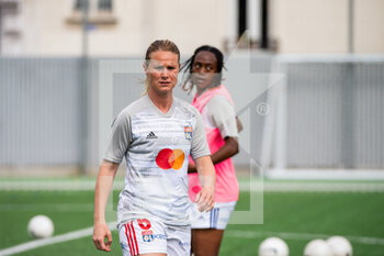2021-05-09 - Amandine Henry of Olympique Lyonnais warms up ahead of the Women's French championship D1 Arkema football match between GPSO 92 Issy and Olympique Lyonnais on May 9, 2021 at Le Gallo stadium in Boulogne-Billancourt, France - Photo Melanie Laurent / A2M Sport Consulting / DPPI - GPSO 92 ISSY VS OLYMPIQUE LYONNAIS - FRENCH WOMEN DIVISION 1 - SOCCER