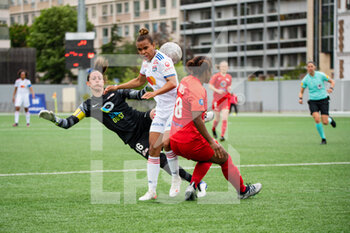 2021-05-09 - Laetitia Philippe GPSO 92 Issy and Nikita Parris of Olympique Lyonnais fight for the ball during the Women's French championship D1 Arkema football match between GPSO 92 Issy and Olympique Lyonnais on May 9, 2021 at Le Gallo stadium in Boulogne-Billancourt, France - Photo Melanie Laurent / A2M Sport Consulting / DPPI - GPSO 92 ISSY VS OLYMPIQUE LYONNAIS - FRENCH WOMEN DIVISION 1 - SOCCER