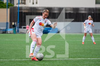 2021-05-09 - Amandine Henry of Olympique Lyonnais controls the ball during the Women's French championship D1 Arkema football match between GPSO 92 Issy and Olympique Lyonnais on May 9, 2021 at Le Gallo stadium in Boulogne-Billancourt, France - Photo Melanie Laurent / A2M Sport Consulting / DPPI - GPSO 92 ISSY VS OLYMPIQUE LYONNAIS - FRENCH WOMEN DIVISION 1 - SOCCER