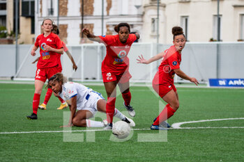 2021-05-09 - Catarina Macario of Olympique Lyonnais and Kayla Mills of GPSO 92 Issy fight for the ball during the Women's French championship D1 Arkema football match between GPSO 92 Issy and Olympique Lyonnais on May 9, 2021 at Le Gallo stadium in Boulogne-Billancourt, France - Photo Melanie Laurent / A2M Sport Consulting / DPPI - GPSO 92 ISSY VS OLYMPIQUE LYONNAIS - FRENCH WOMEN DIVISION 1 - SOCCER