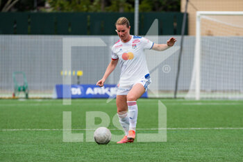 2021-05-09 - Amandine Henry of Olympique Lyonnais controls the ball during the Women's French championship D1 Arkema football match between GPSO 92 Issy and Olympique Lyonnais on May 9, 2021 at Le Gallo stadium in Boulogne-Billancourt, France - Photo Antoine Massinon / A2M Sport Consulting / DPPI - GPSO 92 ISSY VS OLYMPIQUE LYONNAIS - FRENCH WOMEN DIVISION 1 - SOCCER