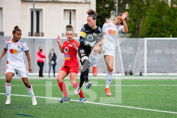 2021-05-09 - Laetitia Philippe GPSO 92 Issy and Delphine Cascarino of Olympique Lyonnais fight for the ball during the Women's French championship D1 Arkema football match between GPSO 92 Issy and Olympique Lyonnais on May 9, 2021 at Le Gallo stadium in Boulogne-Billancourt, France - Photo Antoine Massinon / A2M Sport Consulting / DPPI - GPSO 92 ISSY VS OLYMPIQUE LYONNAIS - FRENCH WOMEN DIVISION 1 - SOCCER