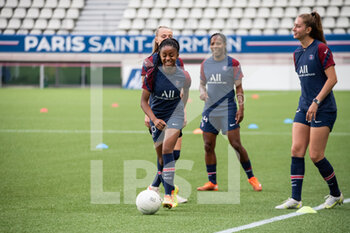 2021-06-04 - Laurina Fazer of Paris Saint Germain warms up ahead of the Women's French championship D1 Arkema football match between Paris Saint-Germain and Dijon FCO on June 4, 2021 at Jean Bouin stadium in Paris, France - Photo Melanie Laurent / A2M Sport Consulting / DPPI - PARIS SAINT-GERMAIN VS DIJON FCO - FRENCH WOMEN DIVISION 1 - SOCCER