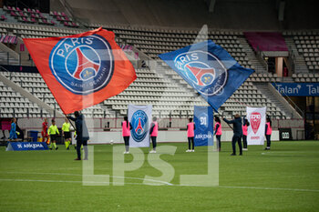 2021-06-04 - The staff waving the flags of Paris Saint Germain ahead of the Women's French championship D1 Arkema football match between Paris Saint-Germain and Dijon FCO on June 4, 2021 at Jean Bouin stadium in Paris, France - Photo Melanie Laurent / A2M Sport Consulting / DPPI - PARIS SAINT-GERMAIN VS DIJON FCO - FRENCH WOMEN DIVISION 1 - SOCCER