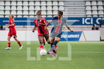 2021-06-04 - Sh Nia Gordon of Dijon FCO and Alana Cook of Paris Saint Germain fight for the ball during the Women's French championship D1 Arkema football match between Paris Saint-Germain and Dijon FCO on June 4, 2021 at Jean Bouin stadium in Paris, France - Photo Melanie Laurent / A2M Sport Consulting / DPPI - PARIS SAINT-GERMAIN VS DIJON FCO - FRENCH WOMEN DIVISION 1 - SOCCER