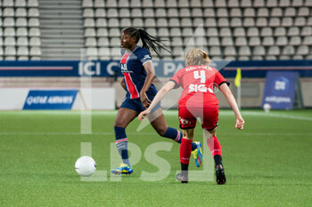 2021-06-04 - Kadidiatou Diani of Paris Saint Germain controls the ball during the Women's French championship D1 Arkema football match between Paris Saint-Germain and Dijon FCO on June 4, 2021 at Jean Bouin stadium in Paris, France - Photo Melanie Laurent / A2M Sport Consulting / DPPI - PARIS SAINT-GERMAIN VS DIJON FCO - FRENCH WOMEN DIVISION 1 - SOCCER