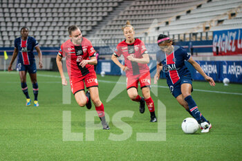 2021-06-04 - Helene Fercocq of Dijon FCO and Perle Morroni of Paris Saint Germain fight for the ball during the Women's French championship D1 Arkema football match between Paris Saint-Germain and Dijon FCO on June 4, 2021 at Jean Bouin stadium in Paris, France - Photo Melanie Laurent / A2M Sport Consulting / DPPI - PARIS SAINT-GERMAIN VS DIJON FCO - FRENCH WOMEN DIVISION 1 - SOCCER