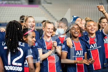 2021-06-04 - Jade Le Guilly of Paris Saint Germain, Laurina Fazer of Paris Saint Germain and Oceane Hurtre of Paris Saint Germain celebrate the victory after the Women's French championship D1 Arkema football match between Paris Saint-Germain and Dijon FCO on June 4, 2021 at Jean Bouin stadium in Paris, France - Photo Antoine Massinon / A2M Sport Consulting / DPPI - PARIS SAINT-GERMAIN VS DIJON FCO - FRENCH WOMEN DIVISION 1 - SOCCER