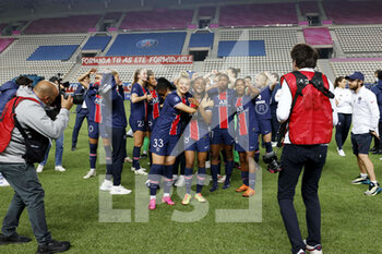 2021-06-04 - Team of Paris Saint-Germain celebrates the championship title after the Women's French championship D1 Arkema football match between Paris Saint-Germain and Dijon FCO on June 4, 2021 at Jean Bouin stadium in Paris, France - Photo Loic Baratoux / DPPI - PARIS SAINT-GERMAIN VS DIJON FCO - FRENCH WOMEN DIVISION 1 - SOCCER
