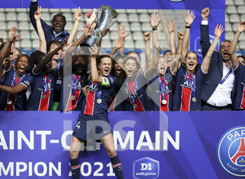 2021-06-04 - Captain Irene Paredes of PSG and teammates celebrate winning the 2021 French Champion title during the trophy ceremony following the Women's French championship D1 Arkema football match between Paris Saint-Germain (PSG) and Dijon FCO on June 4, 2021 at Stade Jean Bouin in Paris, France - Photo Jean Catuffe / DPPI - PARIS SAINT-GERMAIN VS DIJON FCO - FRENCH WOMEN DIVISION 1 - SOCCER