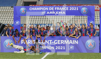 2021-06-04 - Team of Paris Saint-Germain celebrates the championship title after the Women's French championship D1 Arkema football match between Paris Saint-Germain and Dijon FCO on June 4, 2021 at Jean Bouin stadium in Paris, France - Photo Loic Baratoux / DPPI - PARIS SAINT-GERMAIN VS DIJON FCO - FRENCH WOMEN DIVISION 1 - SOCCER