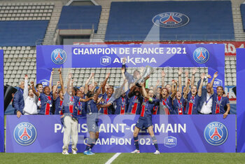 2021-06-04 - Team of Paris Saint-Germain celebrates with the trophy the championship title after the Women's French championship D1 Arkema football match between Paris Saint-Germain and Dijon FCO on June 4, 2021 at Jean Bouin stadium in Paris, France - Photo Loic Baratoux / DPPI - PARIS SAINT-GERMAIN VS DIJON FCO - FRENCH WOMEN DIVISION 1 - SOCCER