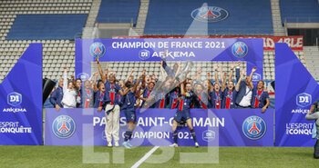 2021-06-04 - Team of Paris Saint-Germain celebrates with the trophy the championship title after the Women's French championship D1 Arkema football match between Paris Saint-Germain and Dijon FCO on June 4, 2021 at Jean Bouin stadium in Paris, France - Photo Loic Baratoux / DPPI - PARIS SAINT-GERMAIN VS DIJON FCO - FRENCH WOMEN DIVISION 1 - SOCCER