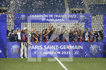 2021-06-04 - Captain Irene Paredes of PSG and teammates celebrate winning the 2021 French Champion title during the trophy ceremony following the Women's French championship D1 Arkema football match between Paris Saint-Germain (PSG) and Dijon FCO on June 4, 2021 at Stade Jean Bouin in Paris, France - Photo Jean Catuffe / DPPI - PARIS SAINT-GERMAIN VS DIJON FCO - FRENCH WOMEN DIVISION 1 - SOCCER