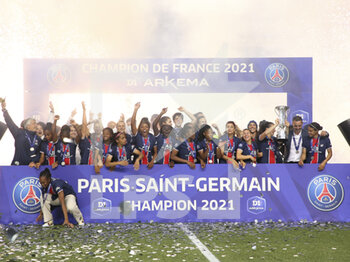 2021-06-04 - Players of PSG celebrate winning the 2021 French Champion title during the trophy ceremony following the Women's French championship D1 Arkema football match between Paris Saint-Germain (PSG) and Dijon FCO on June 4, 2021 at Stade Jean Bouin in Paris, France - Photo Jean Catuffe / DPPI - PARIS SAINT-GERMAIN VS DIJON FCO - FRENCH WOMEN DIVISION 1 - SOCCER