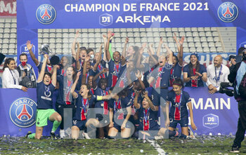 2021-06-04 - Players of PSG celebrate winning the 2021 French Champion title during the trophy ceremony following the Women's French championship D1 Arkema football match between Paris Saint-Germain (PSG) and Dijon FCO on June 4, 2021 at Stade Jean Bouin in Paris, France - Photo Jean Catuffe / DPPI - PARIS SAINT-GERMAIN VS DIJON FCO - FRENCH WOMEN DIVISION 1 - SOCCER