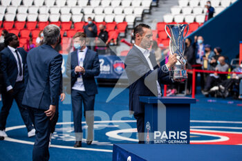 2021-06-05 - Olivier Echouafni head coach of Paris Saint Germain during Paris Saint-Germain celebrates the 2021 Women's French championship D1 Arkema title on June 5, 2021 at Parc des Princes stadium in Paris, France - Photo Antoine Massinon / A2M Sport Consulting / DPPI - 2021 WOMEN'S FRENCH CHAMPIONSHIP D1 ARKEMA PARIS SAINT-GERMAIN TITLE - FRENCH WOMEN DIVISION 1 - SOCCER