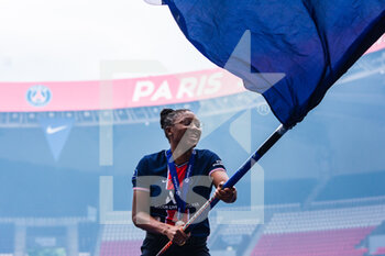 2021-06-05 - Kadidiatou Diani of Paris Saint Germain during Paris Saint-Germain celebrates the 2021 Women's French championship D1 Arkema title on June 5, 2021 at Parc des Princes stadium in Paris, France - Photo Melanie Laurent / A2M Sport Consulting / DPPI - 2021 WOMEN'S FRENCH CHAMPIONSHIP D1 ARKEMA PARIS SAINT-GERMAIN TITLE - FRENCH WOMEN DIVISION 1 - SOCCER