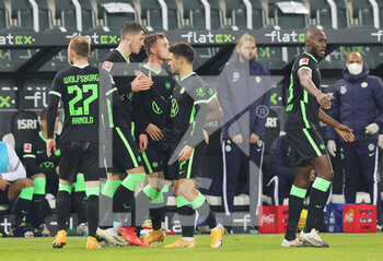 2020-10-17 - Wout Weghorst of Wolfsburg celebrates after his goal with teammates during the German championship Bundesliga football match between Borussia Monchengladbach and VfL Wolfsburg on October 17, 2020 at Borussia Park in Monchengladbach, Germany - Photo Ralf Ibing / firo Sportphoto / DPPI -  BORUSSIA MONCHENGLADBACH VS VFL WOLFSBURG - GERMAN BUNDESLIGA - SOCCER