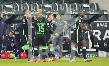 2020-10-17 - Wout Weghorst of Wolfsburg celebrates after his goal with teammates during the German championship Bundesliga football match between Borussia Monchengladbach and VfL Wolfsburg on October 17, 2020 at Borussia Park in Monchengladbach, Germany - Photo Ralf Ibing / firo Sportphoto / DPPI -  BORUSSIA MONCHENGLADBACH VS VFL WOLFSBURG - GERMAN BUNDESLIGA - SOCCER
