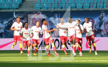 2020-10-24 - Dayot Upamecano of Red Bull Leipzig celebrates after his goal with teammates during the German championship Bundesliga football match between Red Bull Leipzig and Hertha BSC Berlin on October 24, 2020 at Red Bull Arena in Leipzig, Germany - Photo Ralf Ibing / firo Sportphoto / DPPI - RED BULL LEIPZIG VS HERTHA BSC BERLIN - GERMAN BUNDESLIGA - SOCCER