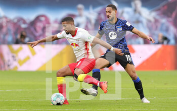 2020-10-24 - Benjamin Henrichs of Red Bull Leipzig and Matheus Cunha of Hertha Berlin during the German championship Bundesliga football match between Red Bull Leipzig and Hertha BSC Berlin on October 24, 2020 at Red Bull Arena in Leipzig, Germany - Photo Ralf Ibing / firo Sportphoto / DPPI - RED BULL LEIPZIG VS HERTHA BSC BERLIN - GERMAN BUNDESLIGA - SOCCER