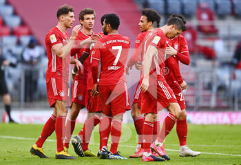 2021-02-27 - Serge Gnabry of Bayern Munich celebrates the 4-1 goal with teammates during the German championship Bundesliga football match between Bayern Munich and FC Koln on February 27, 2021 at Allianz Arena in Munich, Germany - Photo Lennart Preiss / Witters / firo Sportphoto / DPPI - BAYERN MUNICH AND FC KOLN - GERMAN BUNDESLIGA - SOCCER