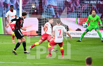 2021-04-03 - Leon Goretzka of Bayern Munich scores a goal, Willi Orban, Marcel Sabitzer, Peter Gulasci of RB Leipzig during the German championship Bundesliga football match between RB Leipzig and Bayern Munich on April 3, 2021 at Red Bull Arena in Leipzig, Germany - Photo Valeria Witters / Witters / firo sportphoto / DPPI - RB LEIPZIG VS BAYERN MUNICH - GERMAN BUNDESLIGA - SOCCER