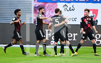 2021-04-03 - Leon Goretzka (R) of Bayern Munich celebrates after his goal with teammates during the German championship Bundesliga football match between RB Leipzig and Bayern Munich on April 3, 2021 at Red Bull Arena in Leipzig, Germany - Photo Valeria Witters / Witters / firo sportphoto / DPPI - RB LEIPZIG VS BAYERN MUNICH - GERMAN BUNDESLIGA - SOCCER