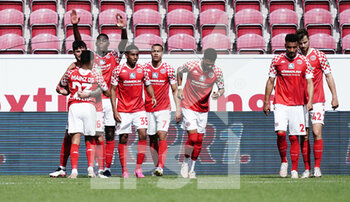 2021-04-24 - Robin Quaison of Mainz celebrates after the 2-0 goal with teammates during the German championship Bundesliga football match between FSV Mainz 05 and Bayern Munich on April 24, 2021 at Opel Arena in Mainz, Germany - Photo Thorsten Wagner / Witters / firo sportphoto / DPPI - FSV MAINZ 05 VS BAYERN MUNICH - GERMAN BUNDESLIGA - SOCCER