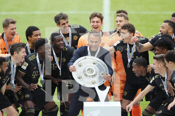 2021-05-22 - Coach Hansi Flick and Bayern Munich players celebrate with the trophy after the German championship Bundesliga football match between Bayern Munich and Augsburg on May 22, 2021 at Allianz Arena in Munich, Germany - Photo Stefan Matzke / Sampics / firo Sportphoto / DPPI - BAYERN MUNICH VS AUGSBURG - GERMAN BUNDESLIGA - SOCCER