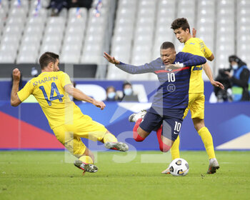 2020-10-07 - Kylian Mbappe of France between Igor Kharatin and Yevhen Cheberko of Ukraine during the Friendly Game football match between France and Ukraine on October 7, 2020 at Stade de France in Saint-Denis, France - Photo Jean Catuffe / DPPI - FRANCE VS UKRAINE - FRIENDLY MATCH - SOCCER