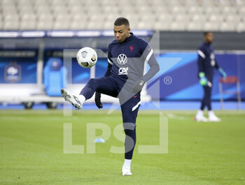 2020-10-07 - Kylian Mbappe of France warms up before the Friendly Game football match between France and Ukraine on October 7, 2020 at Stade de France in Saint-Denis, France - Photo Jean Catuffe / DPPI - FRIENDLY GAME FOOTBALL MATCH BETWEEN FRANCE AND UKRAINE - FRIENDLY MATCH - SOCCER