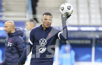 2020-10-07 - Kylian Mbappe of France warms up before the Friendly Game football match between France and Ukraine on October 7, 2020 at Stade de France in Saint-Denis, France - Photo Jean Catuffe / DPPI - FRIENDLY GAME FOOTBALL MATCH BETWEEN FRANCE AND UKRAINE - FRIENDLY MATCH - SOCCER