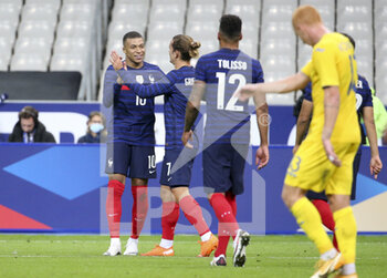 2020-10-07 - Kylian Mbappe of France (left) celebrates his goal with Antoine Griezmann during the international friendly game football match between France and Ukraine on October 7, 2020 at Stade de France in Saint-Denis, France - Photo Jean Catuffe / DPPI - FRIENDLY GAME FOOTBALL MATCH BETWEEN FRANCE AND UKRAINE - FRIENDLY MATCH - SOCCER