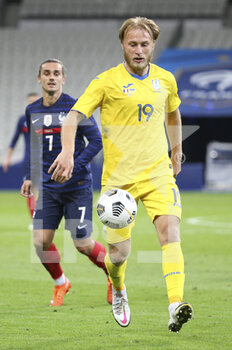 2020-10-07 - Roman Bezus of Ukraine, Antoine Griezmann of France during the Friendly Game football match between France and Ukraine on October 7, 2020 at Stade de France in Saint-Denis, France - Photo Jean Catuffe / DPPI - FRIENDLY GAME FOOTBALL MATCH BETWEEN FRANCE AND UKRAINE - FRIENDLY MATCH - SOCCER