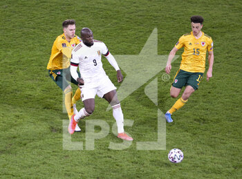 2021-03-24 - Romelu Lukaku of Belgium between Joe Rodon, Ethan Ampadu of Wales during the FIFA World Cup 2022, Qualifiers Group E football match between Belgium and Wales on March 24, 2021 at King Power at Den Dreef Stadion in Leuven, Belgium - Photo Jean Catuffe / DPPI - FIFA WORLD CUP 2020 QUALIFIERS - BELGIUM AND WALES - FIFA WORLD CUP - SOCCER