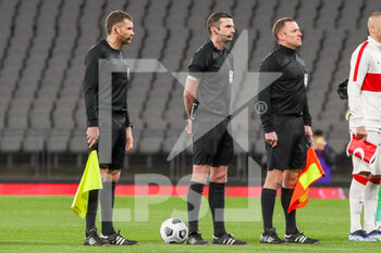 2021-03-24 - Assistant referee Stuart Burt, referee Michael Oliver and assistant referee Simon Bennett during the FIFA World Cup 2022, Qualifiers, Group G football match between Turkey and Netherlands on March 24, 2021 at Ali Sali Yen Stadium in Istanbul, Turkey - Photo Marcel ter Bals / Orange Pictures / DPPI - WORLD CUP 2020 QUALIFIERS - TURKEY AND NETHERLANDS - FIFA WORLD CUP - SOCCER