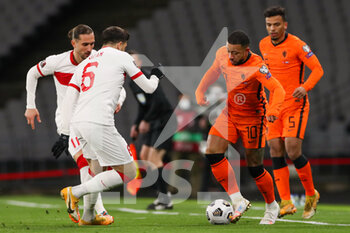 2021-03-24 - Memphis Depay of Netherlands, Ozan Tufan of Turkey during the FIFA World Cup 2022, Qualifiers, Group G football match between Turkey and Netherlands on March 24, 2021 at Ali Sali Yen Stadium in Istanbul, Turkey - Photo Marcel ter Bals / Orange Pictures / DPPI - WORLD CUP 2020 QUALIFIERS - TURKEY AND NETHERLANDS - FIFA WORLD CUP - SOCCER