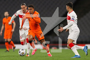 2021-03-24 - Donyell Malen of Netherlands and Yusuf Yazici, Zeki Celik of Turkey during the FIFA World Cup 2022, Qualifiers, Group G football match between Turkey and Netherlands on March 24, 2021 at Ali Sali Yen Stadium in Istanbul, Turkey - Photo Marcel ter Bals / Orange Pictures / DPPI - WORLD CUP 2020 QUALIFIERS - TURKEY AND NETHERLANDS - FIFA WORLD CUP - SOCCER